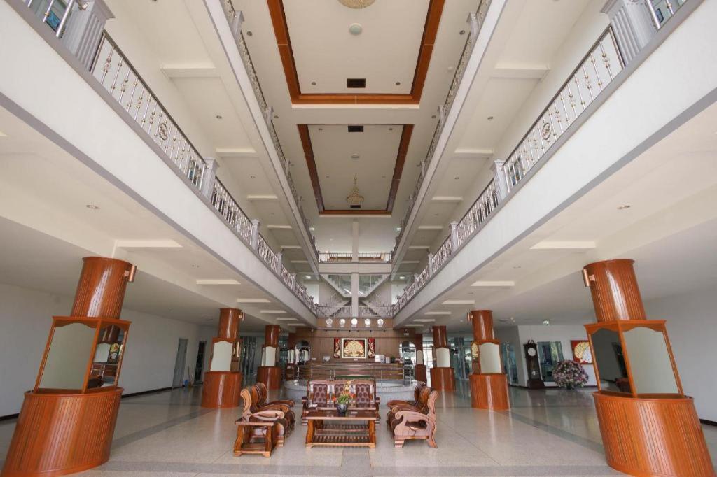Oyo 75394 Sakthong Grand Hotel Чианг Кхонг Экстерьер фото