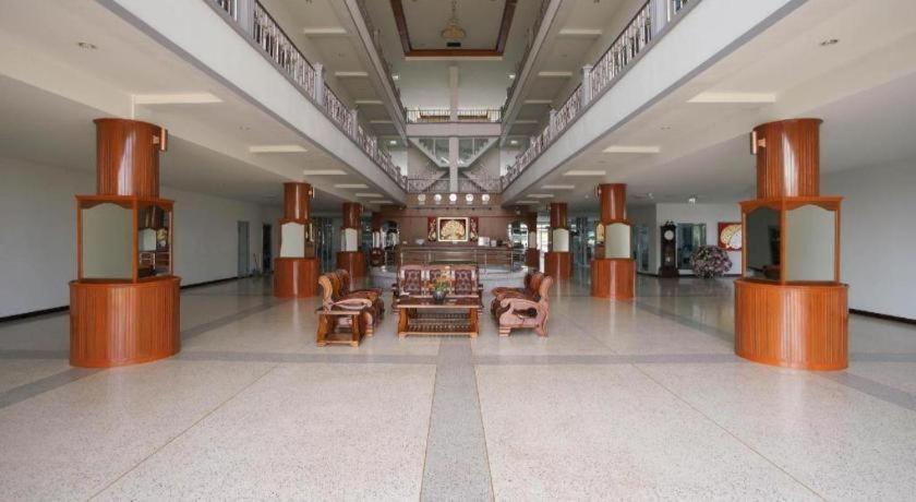 Oyo 75394 Sakthong Grand Hotel Чианг Кхонг Экстерьер фото